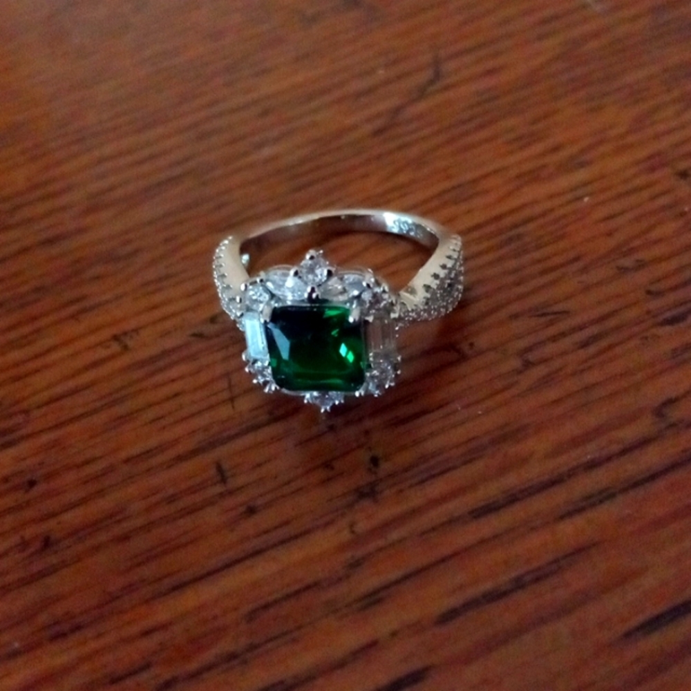 New .925 Silver Emerald Ring